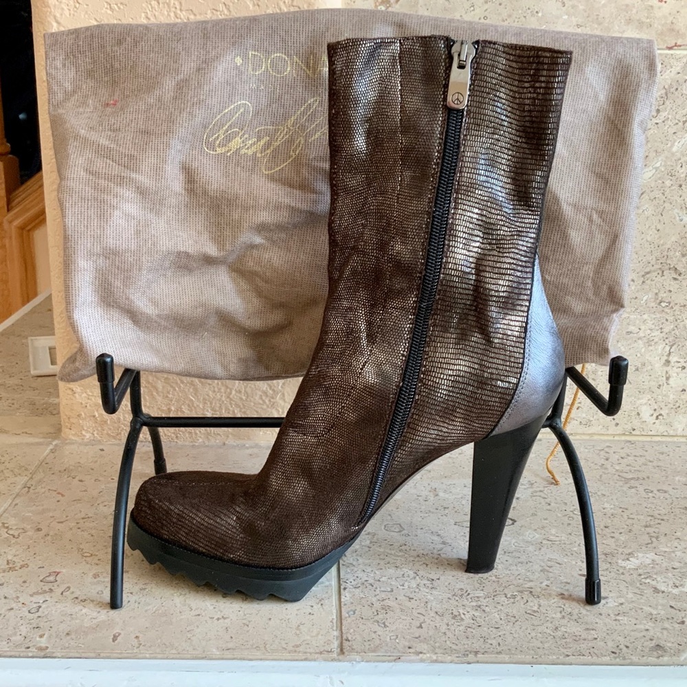 NWOT Donald J Pliner boots sz 7. Comfy w/ platform. Perfect color!